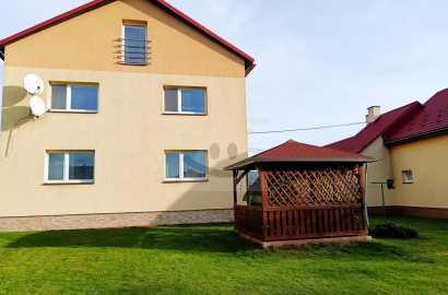 Dvojgeneračný rodinný dom s rovinatým stavebným pozemkom /1293 m2/, Čadca - Staškov